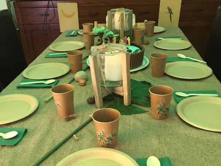 table d'anniversaire décorée koh lanta